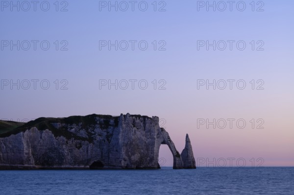 Rock arch Falaise or Porte d'Aval and rock needle Aiguille, Étretat, sea, steep coast, cliffs, chalk cliffs, alabaster coast, La Côte d'Albâtre, sunset, evening mood, atmospheric, Normandy, Seine-Maritime, France