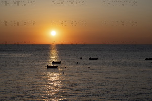 Boats in front of sunset at the sea, North Sea, English Channel, Étretat, evening mood, atmospheric, Normandy, Seine-Maritime, France