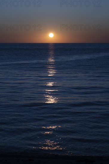 Sunset by the sea, North Sea, English Channel, Étretat, evening mood, atmospheric, Normandy, Seine-Maritime, France