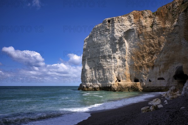 View of the Eye of the Panda, L'oeil du Panda, rock window, cave, in the rock arch Falaise Courtine, Étretat, sea, cliff, cliffs, chalk cliffs, alabaster coast, La Côte d'Albâtre, Normandy, Seine-Maritime, France
