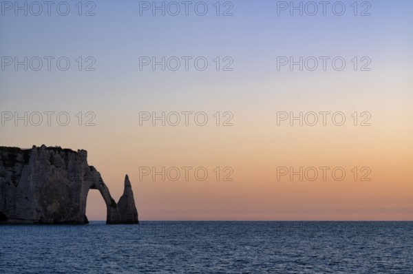 Rock arch Falaise or Porte d'Aval and rock needle Aiguille, Étretat, sea, steep coast, cliffs, chalk cliffs, alabaster coast, La Côte d'Albâtre, evening mood, atmospheric, Normandy, Seine-Maritime, France