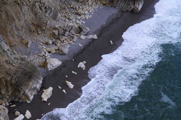 View from above of beach, rockfall, Étretat, Nrandung, sea, cliffs, cliffs, chalk cliffs, alabaster coast, La Côte d'Albâtre, Normandy, Seine-Maritime, France