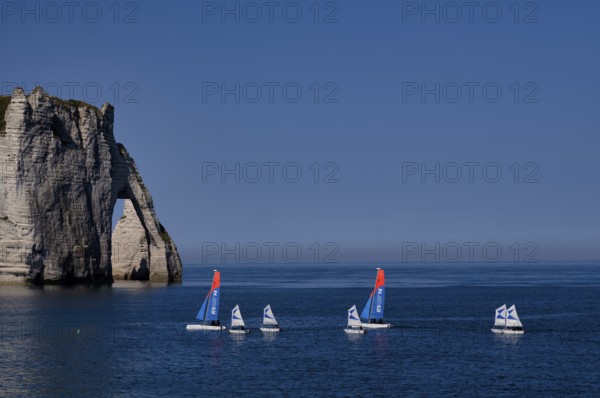 Sailing school, sailing boats, optimists, rock arch Falaise or Porte d'Aval, Étretat, sea, steep coast, cliffs, chalk cliffs, alabaster coast, La Côte d'Albâtre, Normandy, Seine-Maritime, France