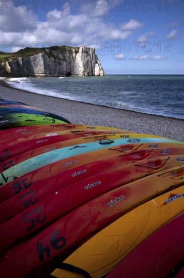 Kayaks, boats, colourful, lying on the beach, pebble beach, rock arch Falaise or Porte d'Aval, Étretat, sea, steep coast, cliffs, chalk cliffs, alabaster coast, La Côte d'Albâtre, Normandy, Seine-Maritime, France