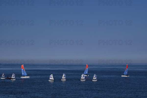 Sailing school, sailing boats, optimists, Étretat, sea, cliffs, cliffs, chalk cliffs, alabaster coast, La Côte d'Albâtre, Normandy, Seine-Maritime, France