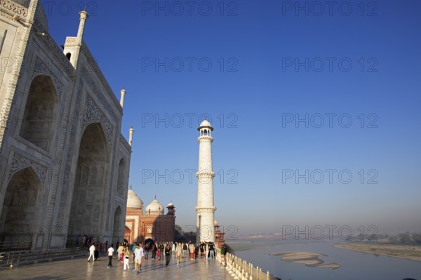 Taj Mahal or Taj Mahal in the morning light, on the right the river Yamuna, mausoleum, Agra, Uttar Pradesh, India