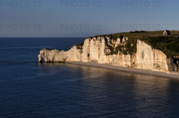 Rock arch Falaise or Porte d'Amont, beach, church Chapelle Notre Dame de la Garde, Étretat, sea, steep coast, cliffs, chalk cliffs, alabaster coast, La Côte d'Albâtre, evening mood, Normandy, Seine-Maritime, France