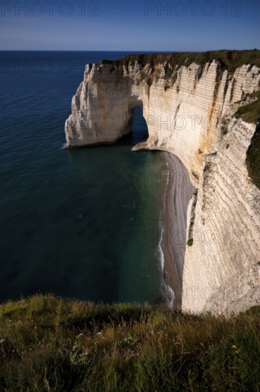 Rock arch Falaise or Porte La Manneporte, Étretat, sea, steep coast, cliffs, chalk cliffs, alabaster coast, La Côte d'Albâtre, evening mood, Normandy, Seine-Maritime, France