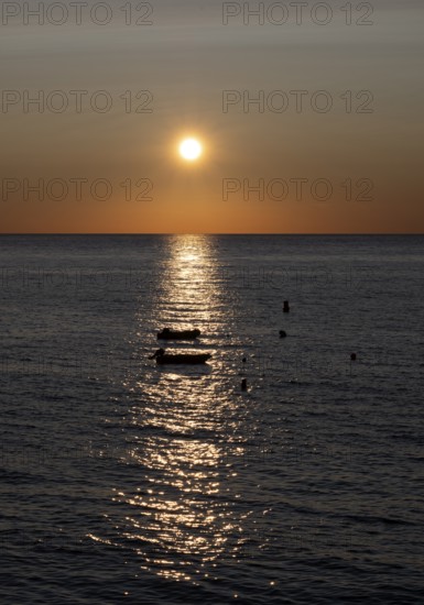 Boats, sunset at the sea, evening mood, atmospheric, Étretat, Normandy, Seine-Maritime, France