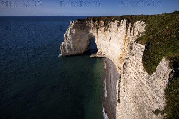 Rock arch Falaise or Porte La Manneporte, Étretat, sea, steep coast, cliffs, chalk cliffs, alabaster coast, La Côte d'Albâtre, evening mood, Normandy, Seine-Maritime, France