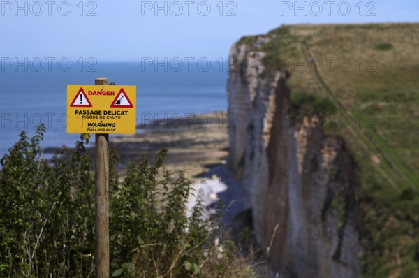 Sign, signpost, danger of falling rocks, Étretat, sea, cliffs, cliffs, chalk cliffs, alabaster coast, La Côte d'Albâtre, Normandy, Seine-Maritime, France