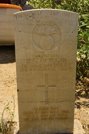 Gravestone of a soldier with cross and inscription in warm light, Hugh Gore-Booth, Irishman, Fusilier, Military Cemetery, Commonwealth War Cemetery, Military Cemetery, WW2, 1939-1945, 179 graves, Alinda, Leros, Dodecanese, Greek Islands, Greece