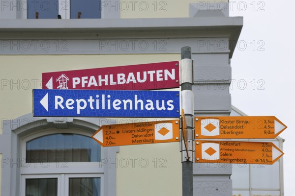 Sign, signpost, pile dwellings, reptile house, arrow, several signposts with distance, writing, letters, Oberuhldingen district, Uhldingen-Mühlhofen municipality, Lake Constance district, Baden-Württemberg, Germany