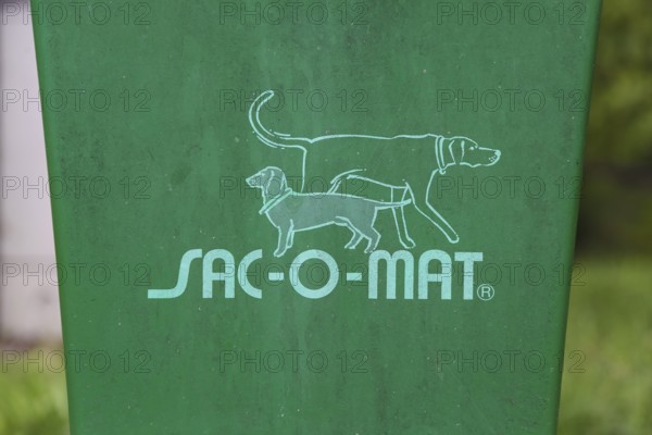 SAC-O-MAT dog toilet, SGFK polyester container for waste bags, lettering, drawn dogs, letters, Oberuhldingen district, Uhldingen-Mühlhofen municipality, Lake Constance district, Baden-Württemberg, Germany