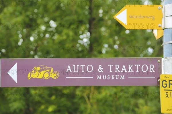 Sign, signpost, car and tractor museum, hiking trail, writing, letters, Oberuhldingen district, Uhldingen-Mühlhofen municipality, Lake Constance district, Baden-Württemberg, Germany