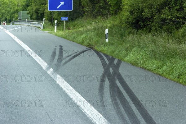 Accident scene, heavy skid marks on the hard shoulder into the embankment after an accident, A9 motorway near Allersberg, Middle Franconia, Franconia, Bavaria, Germany