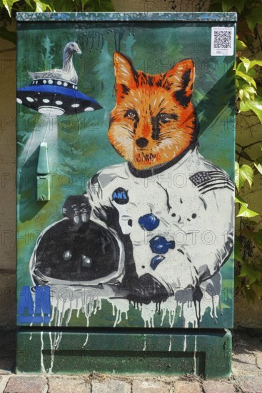 Art is energy, painted electricity box, art in public space, the Friendly Balingen project, art on Balingen electricity boxes, distribution box, fox, goose, UFO, spacesuit, astronaut suit, painting, colourful, art by all for all, social project, street art, Balingen, Zollernalbkreis, Baden-Württemberg, Germany