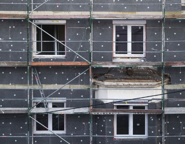 Energetic renovation of an apartment building, renovation of an old building, thermal insulation, new windows, scaffolding, Stuttgart