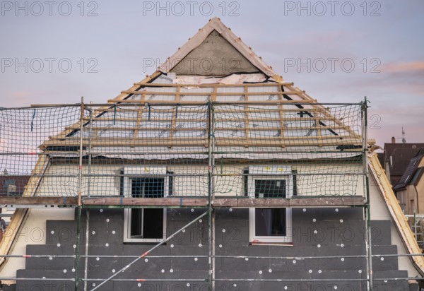 Energetic renovation of an apartment building, renovation of an old building, thermal insulation, new windows, new roof battens, scaffolding, Stuttgart