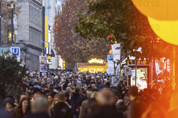 Stuttgart glows in 2025. Long shopping night in the city center. Light installations and other attractions attracted crowds of visitors. The campaign was organized by the Stuttgart City Initiative (CIS) . Stuttgart, Baden-Württemberg, Germany