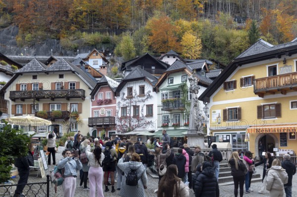 Tourists taking pictures, market square, Hallstatt, Upper Austria, Salzkammergut, Austria. 29.10.2025 < english> Tourists taking photos, market square, Upper Austria, Austria. October 29, 2025