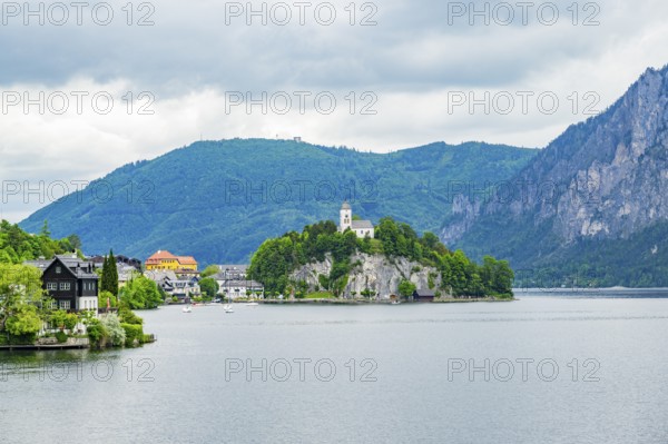 The village of Traunkirchen with the Johannesberg Chapel on Lake Traunsee, on the right the Traunstein summit, Traunkirchen, Salzkammergut, Austria