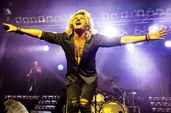 Hannes Braun, singer of the band Kissin' Dynamite live on Back with a Bang World Tour at Capitol Hanover on 09.11.2025