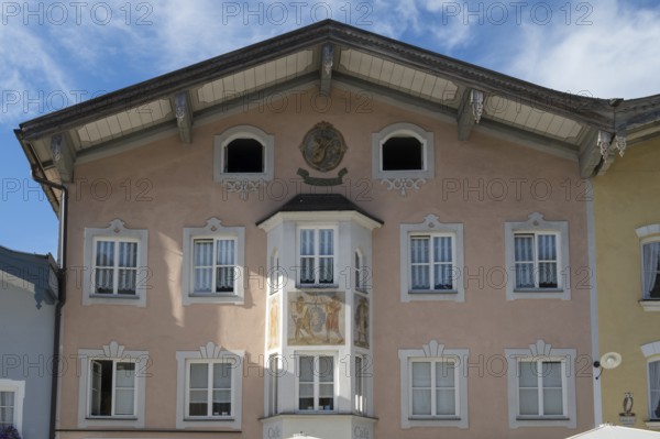 Gable house with air painting in Marktstraße, pedestrian zone, Bad Tölz, Upper Bavaria, Bavaria, Germany
