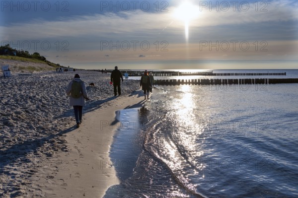 Walkers on the Baltic Sea beach, Ahrenshoop, Darß, Mecklenburg-Western Pomerania, Germany
