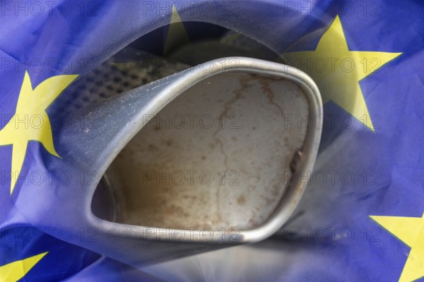 (Photo montage) Combustion off Symbolic image: exhaust of an SUV and a flag of the European Union