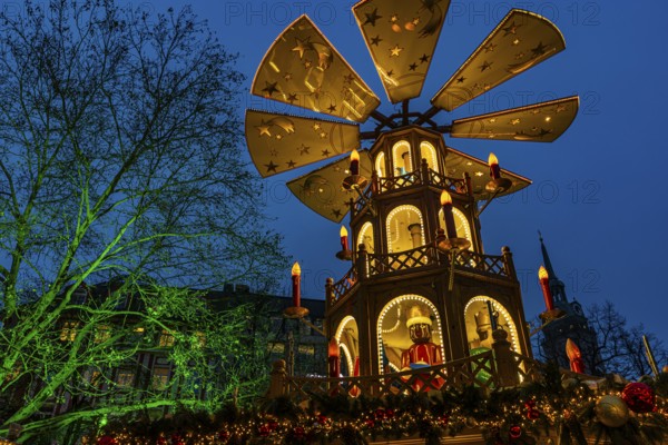 Christmas market with three-story illuminated Christmas pyramid, Rindermarkt, Munich, Upper Bavaria, Bavaria, Germany