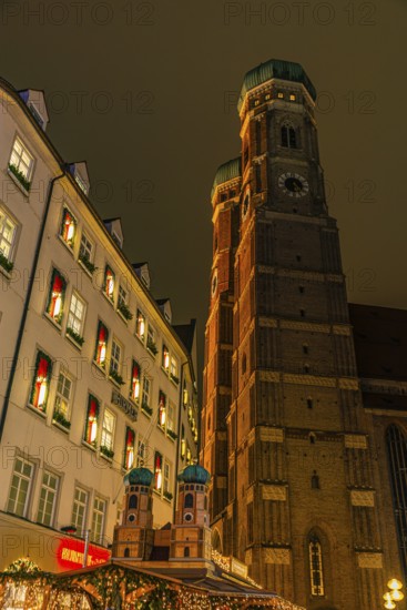 Glühweinstand, Christkindlmarkt, in the back the towers of the Church of Our Lady, Cathedral of Our Lady, Neuhauserstraße, Munich, Upper Bavaria, Bavaria, Germany