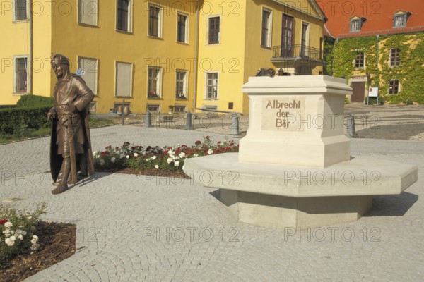 Monument to Albert I of Brandenburg with inscription, Albert the Bear, knight with sword, sculpture, castle, Ballenstedt, Harz, Saxony-Anhalt, Germany