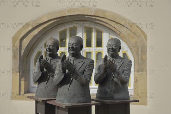 Sculpture The Claque by Guido Messer 1987, modern art, three synchronous identical figures clapping their hands, applause, applause, identical, marketplace, Backnang, Baden-Württemberg, Germany