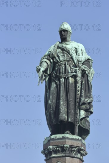 Market fountain with statue of Otto the Rich with sword, Margrave of Meissen, monument, Grünspan, sculpture, Freiberg, Obermarkt, Saxony, Germany