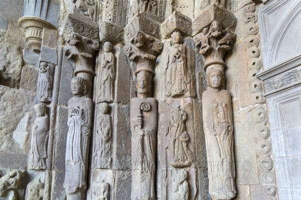 Stone carved figures doorway Iglesia de San Esteban, Romanesque church, Sos del Rey Católico, Cinco Villas Zaragoza province, Aragon, Spain