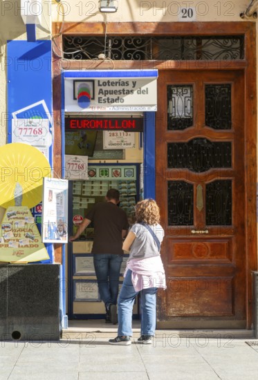 Lottery kiosk selling tickets, Loterias y Apuestas del Estado, Calle de Alfonso I, Zaragoza, Aragon, Spain
