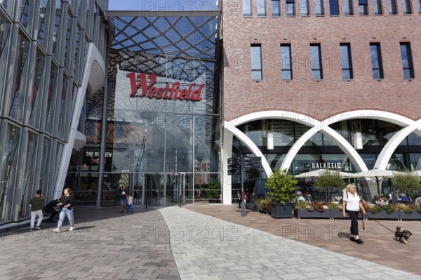 Westfield Überseequartier, shopping center, adventure center with passers-by, logo, lettering on glass façade, multifunctional complex, shopping, catering, living, offices, hotels, culture, entertainment, urban development, Elbe promenade, HafenCity, Hamburg, Germany