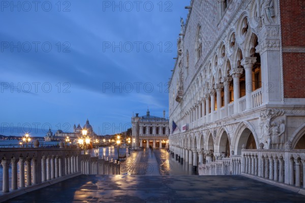 The drunken Noah, south-east corner of the Doge's Palace, in front of Ponte della Paglia in the morning, Venice, Veneto, Italy