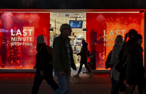 Full city center, shopping street, Kettwiger Straße pedestrian zone in Essen, shop window of a perfumery advertises with last minute sale offers, North Rhine-Westphalia, Germany