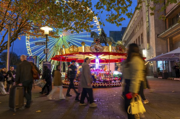 Full city center, shopping street, Kettwiger Straße pedestrian zone in Essen, first takeaways and stalls, even in front of the opening of the Christmas market, Ferris wheel, carousel, Christmas lights, North Rhine-Westphalia, Germany