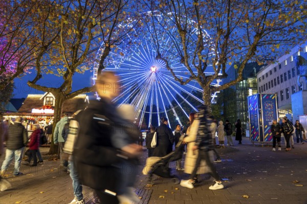 Full city center, shopping street, Kettwiger Straße pedestrian zone in Essen, first takeaways and stalls, even in front of the opening of the Christmas market, Ferris wheel, Christmas lights, North Rhine-Westphalia, Germany