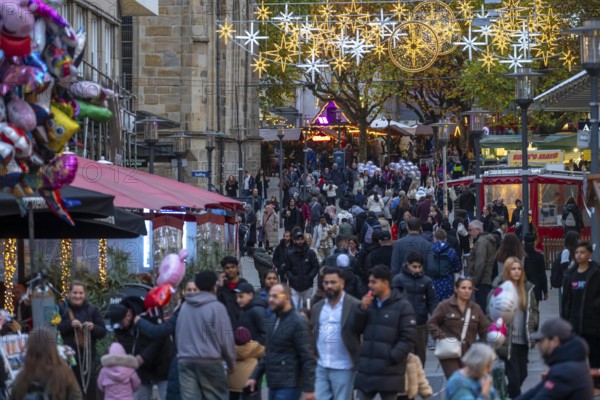 Full city center, shopping street, Kettwiger Straße pedestrian zone in Essen, first takeaways and stalls, even in front of the opening of the Christmas market, Essen Light Weeks, Christmas lights, North Rhine-Westphalia, Germany