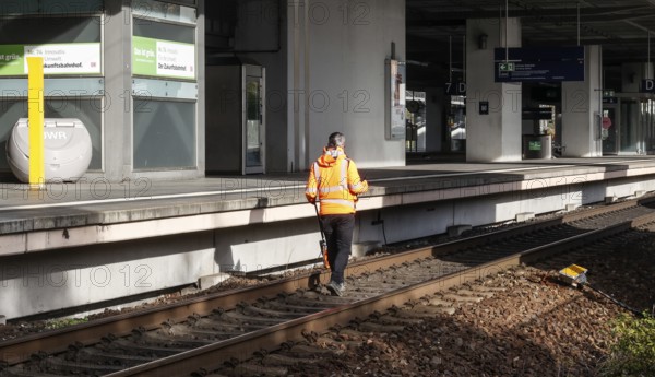 Workers on tracks at the closed Berlin Südkreuz train station, 31.10.2025. There are no ICE trains stopping at Berlin Südkreuz station as the station is closed to long-distance and regional traffic due to construction as part of the Dresden Railway, Berlin, Germany