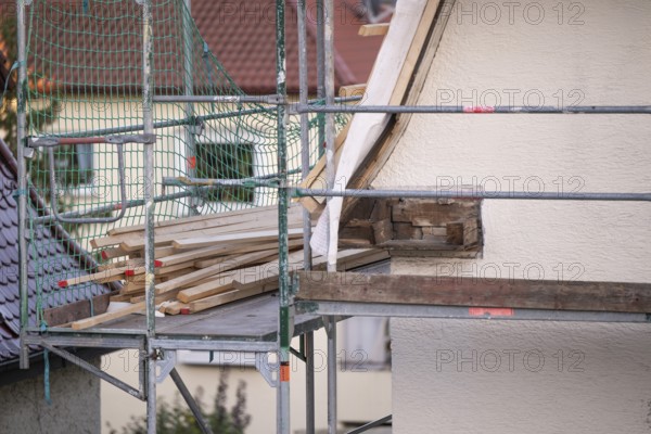 Energetic renovation of an apartment building, renovation of an old building, scaffolding, Stuttgart, Germany
