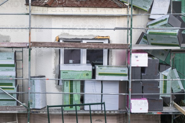 Energetic renovation of an apartment building, renovation of an old building, thermal insulation, new windows, scaffolding, Stuttgart, Germany