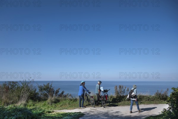 View of the Baltic Sea from the cliffs, tourists in front, Ahrenshoop, Darß, Mecklenburg-Western Pomerania, Germany