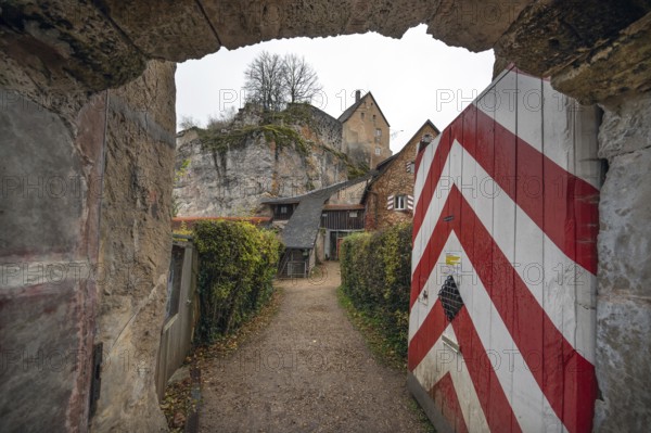 Entrance gate to Pottenstein Castle, dating from around 1057 and 1070, today a museum, Pottenstein, Franconian Switzerland, Upper Franconia, Bavaria, Germany