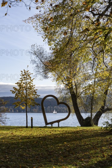 The Mettnaupark with a sculpture consisting of a wooden heart, a photo spot for selfies, wedding photography on the banks of Lake Constance, Mettnau peninsula, Radolfzell am Lake Constance, district of Konstanz, Baden-Württemberg, Germany