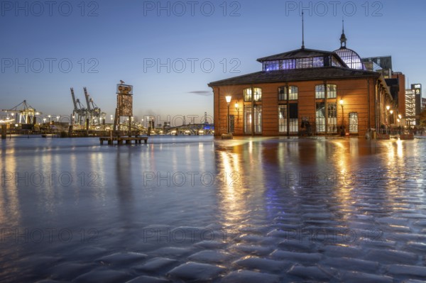 Storm surge (flood) of 24.10.2025 at the Hamburg fish market on the Elbe during the blue hour, Hamburg, Germany